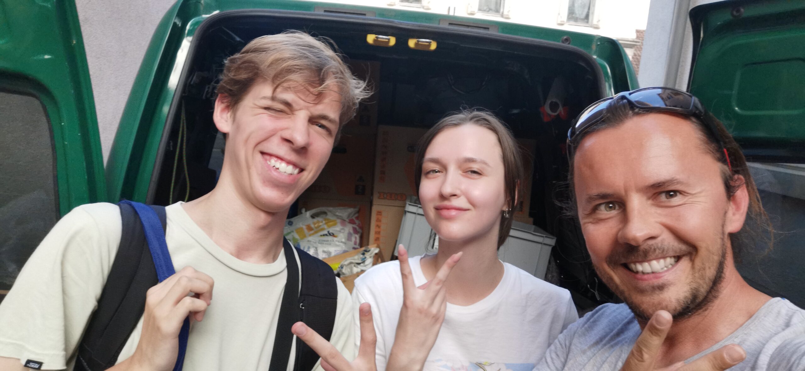 Studenten beim Umzug ins neue WG-Zimmer