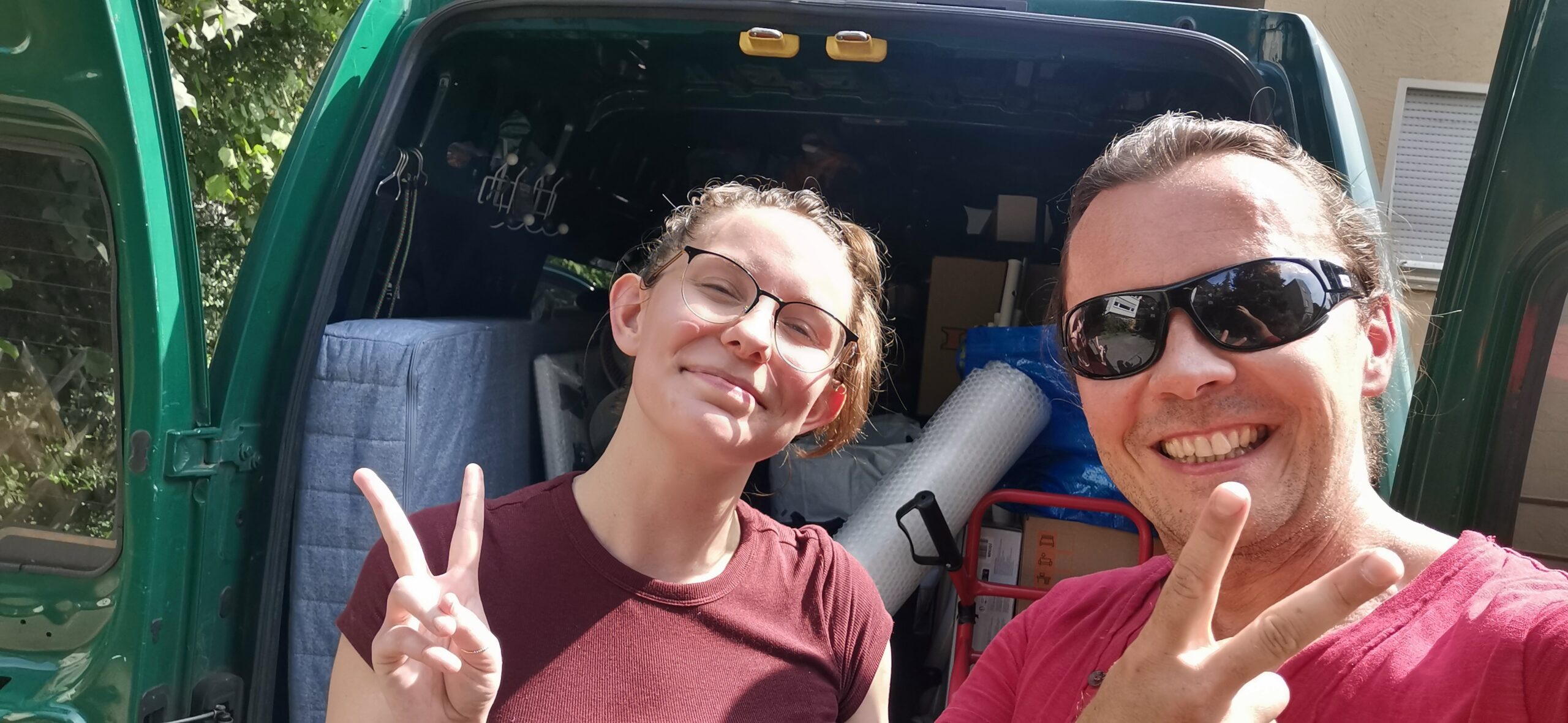 Studentinn zieht ins neue WG-Zimmer in tübingen!